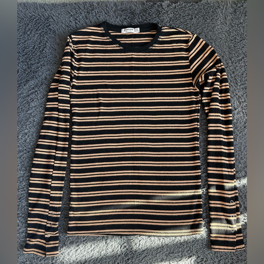Stradivarius striped black and tan fitted long sleeve, snap sleeve, size M